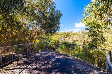 Central Grampians, Victoria, Avustralya 'da Mckenzie Şelalesi yakınlarında Kırık Şelale ve gözcülük