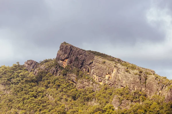 在澳大利亚维多利亚州一个温暖的秋日阳光明媚的日子里 从城堡顶上的夏多夸山顶环抱着的异想天开的风景 — 图库照片