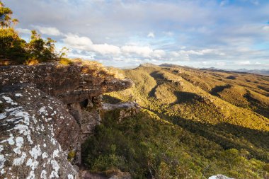 Reed Gözcüsü yakınlarındaki balkonlardan manzara ve gün batımında Grampians, Victoria, Avustralya 'da yangın kulesi.