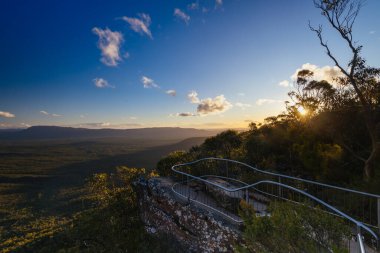Reed Gözcüsü yakınlarındaki balkonlardan manzara ve gün batımında Grampians, Victoria, Avustralya 'da yangın kulesi.