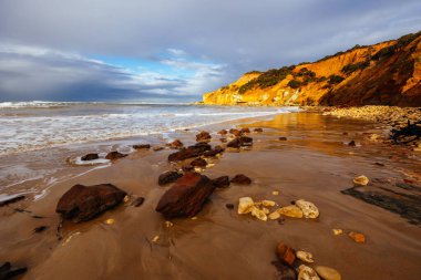 Torquay, Victoria, Avustralya yakınlarında fırtınalı bir sonbahar gününde Addis Sahili ve okyanusu nokta