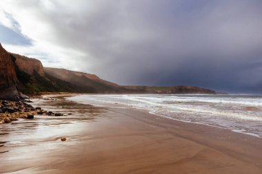 Torquay, Victoria, Avustralya yakınlarında fırtınalı bir sonbahar gününde Addis Sahili ve okyanusu nokta