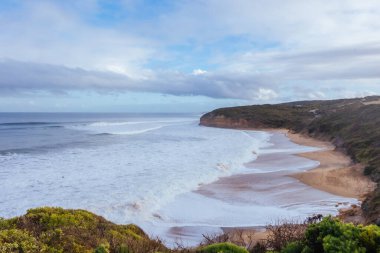 TORQUAY, AUSTRALYA - 28 Mayıs 2023: Torquay, Victoria, Avustralya yakınlarında büyük dalgalarla ikonik Bells Beach