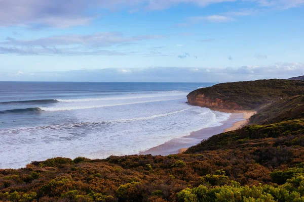 TORQUAY, AUSTRALYA - 28 Mayıs 2023: Torquay, Victoria, Avustralya yakınlarında büyük dalgalarla ikonik Bells Beach