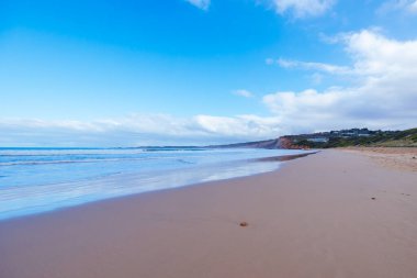 Anglesea Sahili ve okyanus Anglesea, Victoria, Avustralya 'da fırtınalı bir sonbahar günü