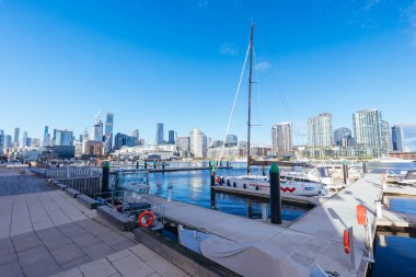 MELBOURNE, AUSTRALYA - 25 HAZİRAN: 25 Haziran 2022 'de soğuk bir kış gününde Docklands bölgesinden ünlü Melbourne silueti