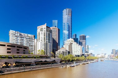 MELBOURNE, AUSTRALYA - 31 Ekim 2021: Melbourne CBD ve Southbank 'a doğru Melbourne, Victoria, Avustralya' daki Yarra Nehri boyunca görüntüler