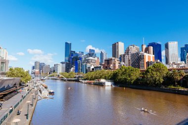 MELBOURNE, AUSTRALYA - 31 Ekim 2021: Melbourne CBD ve Southbank 'a doğru Melbourne, Victoria, Avustralya' daki Yarra Nehri boyunca görüntüler