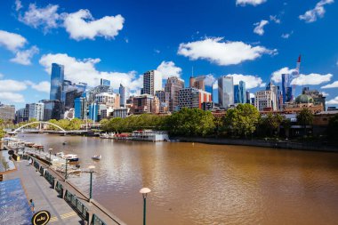 MELBOURNE, AUSTRALYA - 31 Ekim 2021: Melbourne CBD ve Southbank 'a doğru Melbourne, Victoria, Avustralya' daki Yarra Nehri boyunca görüntüler