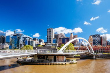 MELBOURNE, AUSTRALYA - 31 Ekim 2021: Melbourne CBD ve Ponyfish Adası 'na doğru Güney Kıyısı' ndan Melbourne, Victoria, Avustralya 'daki Yarra Nehri boyunca görüntüler