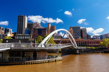MELBOURNE, AUSTRALYA - 31 Ekim 2021: Melbourne CBD ve Ponyfish Adası 'na doğru Güney Kıyısı' ndan Melbourne, Victoria, Avustralya 'daki Yarra Nehri boyunca görüntüler