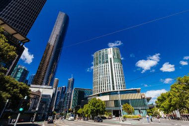 MELBOURNE, AUSTRALYA - 31 Ekim 2021: Melbourne, Victoria, Avustralya 'daki Southbank Yarra Nehri boyunca Crown Casino' ya doğru bakıyor