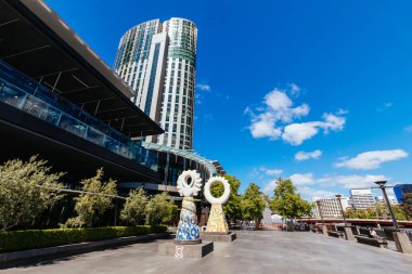 MELBOURNE, AUSTRALIA - 31 Ekim 2021: Yarra Nehri boyunca Crown Casino ve Melbourne, Victoria, Avustralya 'da Yarra Gezinti Alanı' na bakıyor