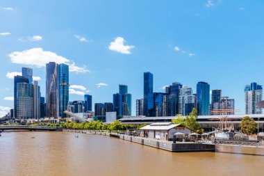 MELBOURNE, AUSTRALYA - 31 Ekim 2021: Melbourne Sergi Merkezi ve South Wharf gökyüzü Melbourne, Victoria, Avustralya 'da güneşli bir bahar gününde.