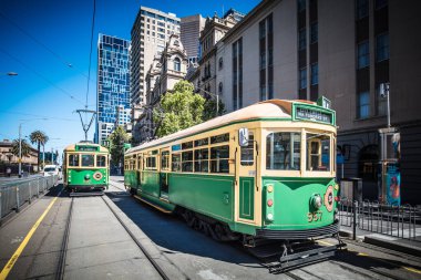 MELBOURNE, AUSTRALYA - 31 Ekim 2021: Melbourne, Victoria, Avustralya 'da Victoria eyaleti için Parlamento Binası önündeki Şehir Çemberi tramvayı