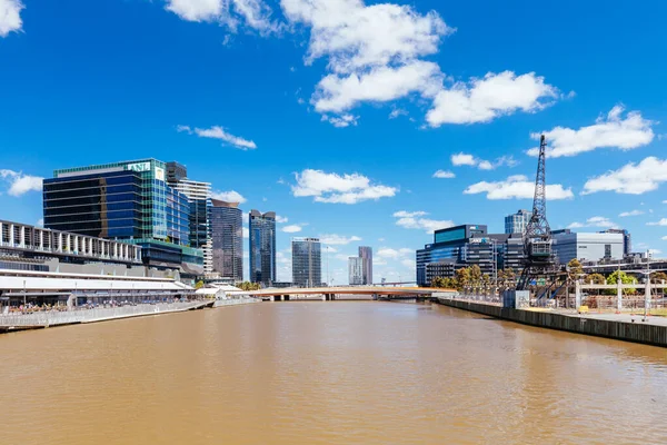 MELBOURNE, AUSTRALYA - 31 Ekim 2021: Melbourne, Victoria, Avustralya 'da güneşli bir bahar gününde South Wharf ufuk çizgisi.