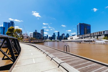 MELBOURNE, AUSTRALIA - 31 Ekim 2021: Melbourne, Victoria, Avustralya 'nın Rıhtım Bölgesi' ndeki Webb Köprüsü yakınlarındaki Yarras Edge Marina ve South Wharf üst pazar bölgesi