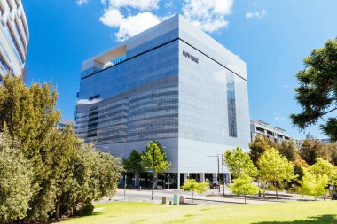 MELBOURNE, AUSTRALYA - 31 Ekim 2021: Melbourne, Victoria, Avustralya 'nın rıhtım bölgesinde Webb Köprüsü yakınlarındaki Myer Genel Merkezi Binası