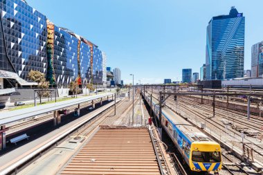 MELBOURNE, AUSTRALYA - 31 Ekim 2021: Melbourne, Victoria, Avustralya Rıhtım Bölgesi 'ndeki Güney Haç İstasyonu çevresindeki genel kentsel görüşler