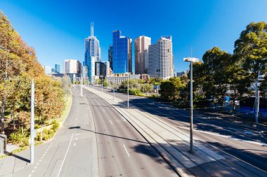 MELBOURNE, AUSTRALYA - 31 Ekim 2021: Victoria, Avustralya 'da güneşli bir bahar sabahı Birrarung Marr' ın çevresini görüntüler