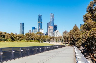 MELBOURNE, AUSTRALYA - 31 Ekim 2021: Victoria, Avustralya 'da güneşli bir bahar sabahı Birrarung Marr ve William Barak Köprüsü' nün çevresini görüntüler