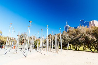 MELBOURNE, AUSTRALYA - 31 Ekim 2021: Birrarung Marr 'daki Melbourne CBD' nin doğu ucunda Federasyon Çanları, Victoria, Avustralya 'da güneşli bir bahar sabahı