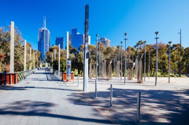MELBOURNE, AUSTRALYA - 31 Ekim 2021: Birrarung Marr 'daki Melbourne CBD' nin doğu ucunda Federasyon Çanları, Victoria, Avustralya 'da güneşli bir bahar sabahı