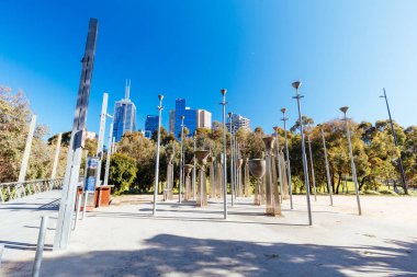 MELBOURNE, AUSTRALYA - 31 Ekim 2021: Birrarung Marr 'daki Melbourne CBD' nin doğu ucunda Federasyon Çanları, Victoria, Avustralya 'da güneşli bir bahar sabahı