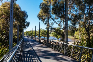 MELBOURNE, AUSTRALYA - 31 Ekim 2021: Victoria, Avustralya 'da güneşli bir bahar sabahı Birrarung Marr' ın çevresini görüntüler