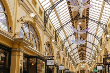 MELBOURNE, AUSTRALYA - 5 Mart 2022: Melbourne CBD, Victoria, Avustralya 'daki Bourke Caddesi' ndeki ikonik Royal alışveriş merkezi