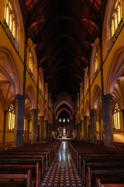 MELBOURNE, AUSTRALYA - 21 Mayıs 2022: Melbourne, Victoria, Avustralya 'da bulunan bir Roma Katolik Kilisesi olan St. Patricks Katedrali' nin ikonik iç mimarisi