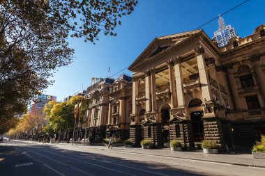 MELBOURNE, AUSTRALYA - 21 Mayıs 2022: Melbourne CBD, Victoria, Avustralya 'da sıcak bir sonbahar gününde Belediye Binası ve Swanston Caddesi manzarası