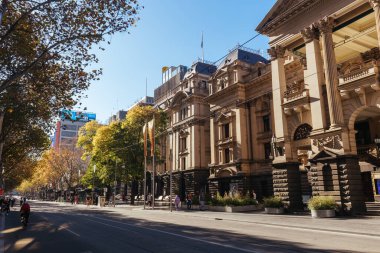 MELBOURNE, AUSTRALYA - 21 Mayıs 2022: Melbourne CBD, Victoria, Avustralya 'da sıcak bir sonbahar gününde Belediye Binası ve Swanston Caddesi manzarası