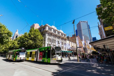 MELBOURNE, AUSTRALYA - 31 Ekim 2021: Swanston Caddesi boyunca Swanston Caddesi boyunca Melbourne, Victoria, Avustralya