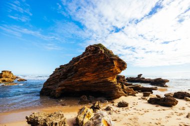 Mornington Yarımadası Sahil Yürüyüşü 'nün bir parçası olarak Fingal Plajı Victoria, Avustralya' da Gunnamatta Sahili yakınlarında sıcak bir kış gününde