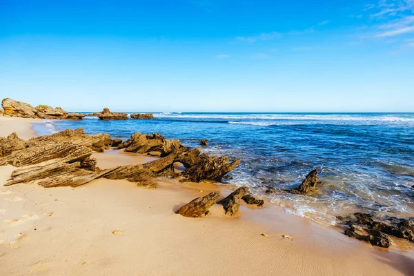 モルニントン半島の一部としてのフィンガルビーチオーストラリアのビクトリア州のGunnamattaビーチ近くの暖かい冬の日に海岸を歩く — ストック写真