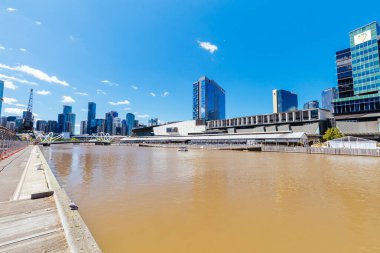 MELBOURNE, AUSTRALIA - 31 Ekim 2021: Melbourne, Victoria, Avustralya 'nın Rıhtım Bölgesi' ndeki Webb Köprüsü yakınlarındaki Yarras Edge Marina ve South Wharf üst pazar bölgesi
