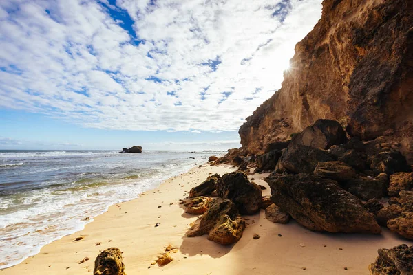 在澳大利亚维多利亚州贡纳玛塔海滩附近的温暖冬季 作为莫宁顿半岛海岸散步的一部分的芬格尔海滩 — 图库照片