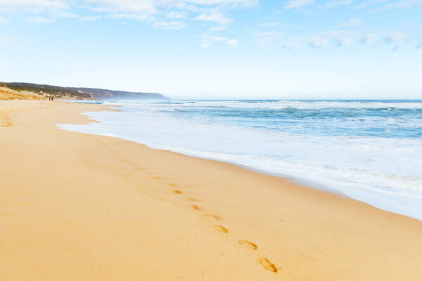 Gunnamatta Ocean Beach в рамках Морнингтонской прибрежной прогулки в теплый зимний день между пляжами Сент-Эндрюс и Фингал-Бич в штате Виктория, Австралия