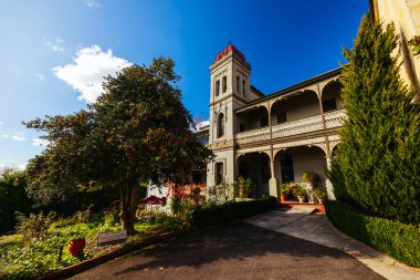 DAYLESFORD, AUSTRALYA - 13 Mayıs 2023: Daylesford 'daki Daylesford Manastırı Victoria, Avustralya' da serin bir bahar sabahı