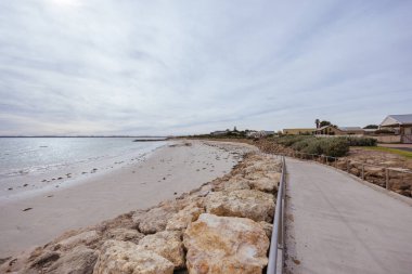 ROBE AUSTRALIA - 11 Nisan 2023: Mundy Terrace yakınlarında fırtınalı bir sonbahar gününde Güney Avustralya, Avustralya 'da tarihi Cübbe' nin ikonik mimarisi