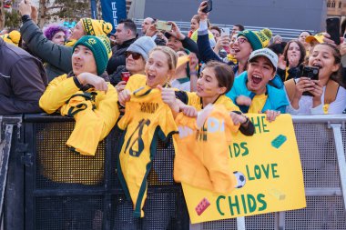 MELBOURNE, AUSTRALIA - 11 Temmuz: Avustralya Commbank Matildas Kadınlar Dünya Kupası Dünya Kupası 'nın taraftarları 11 Temmuz 2023 tarihinde Avustralya' nın Melbourne kentinde düzenlenen Federasyon Meydanı 'nda duyuru ve sunum.