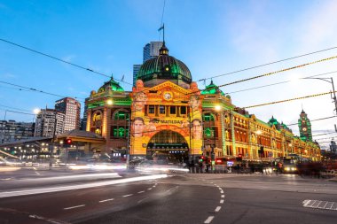 MELBOURNE, AUSTRALIA - 14 Temmuz: Flinders St Station, Avustralya 'nın 14 Temmuz 2023' te oynanan Dünya Kupası 'nda Fransa ile oynadığı Send Off dostluk maçından önce yandı