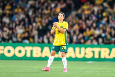 MELBOURNE, AUSTRALIA - 14 Temmuz 2023 tarihinde oynanan Dünya Kupası dostluk maçında Avustralya 'nın Fransa' yı yenmesi sonrasında Avustralyalı Sam Kerr kalabalığa teşekkür ediyor