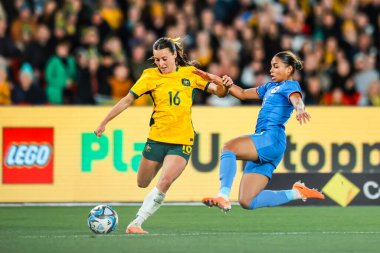MELBOURNE, AUSTRALIA - 14 Temmuz: Avustralyalı Hayley Raso ve Fransız Estelle Cascarino, Avustralya 'nın 14 Temmuz 2023 tarihinde oynanan Dünya Kupası' nda Fransa ile oynadığı Play Off dostluk maçında top için yarışıyorlar.