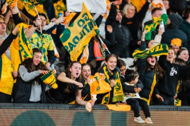 MELBOURNE, AUSTRALIA - 14 Temmuz: Avustralyalı taraftarlar 14 Temmuz 2023 tarihinde Fransa 'ya karşı oynanan Dünya Kupası 2023' te Mary Fowler 'ı kutluyorlar.