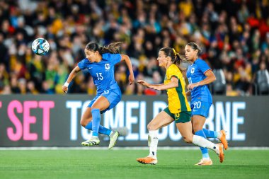 MELBOURNE, AUSTRALIA - 14 Temmuz 2023 tarihinde oynanan Dünya Kupası dostluk maçında Avustralya 'nın Fransa ile oynadığı Dünya Kupası maçında, Fransız Selma Bacha ve Avustralyalı Hayley Raso