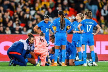 MELBOURNE, AUSTRALIA - 14 Temmuz: Avustralyalı Hayley Raso ile oynanan ve Avustralya 'nın 14 Temmuz 2023' te oynanan Dünya Kupası dostluk maçında Fransa 'ya karşı oynadığı mücadele sonrasında Fransız Selma Bacha yaralandı