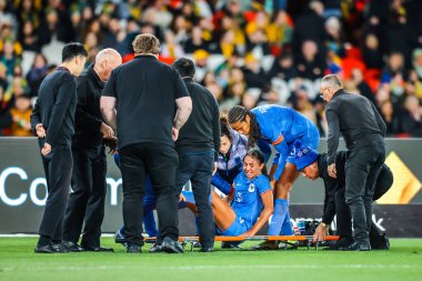 MELBOURNE, AUSTRALIA - 14 Temmuz: Avustralyalı Hayley Raso ile oynanan ve Avustralya 'nın 14 Temmuz 2023' te oynanan Dünya Kupası dostluk maçında Fransa 'ya karşı oynadığı mücadele sonrasında Fransız Selma Bacha yaralandı