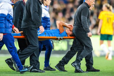 MELBOURNE, AUSTRALIA - 14 Temmuz: Avustralyalı Hayley Raso ile oynanan ve Avustralya 'nın 14 Temmuz 2023' te oynanan Dünya Kupası dostluk maçında Fransa 'ya karşı oynadığı mücadele sonrasında Fransız Selma Bacha yaralandı